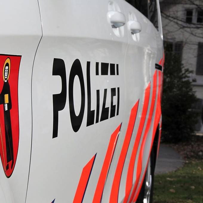 Silbriger Volvo vollführt gefährliches Manöver – Polizei sucht Zeugen