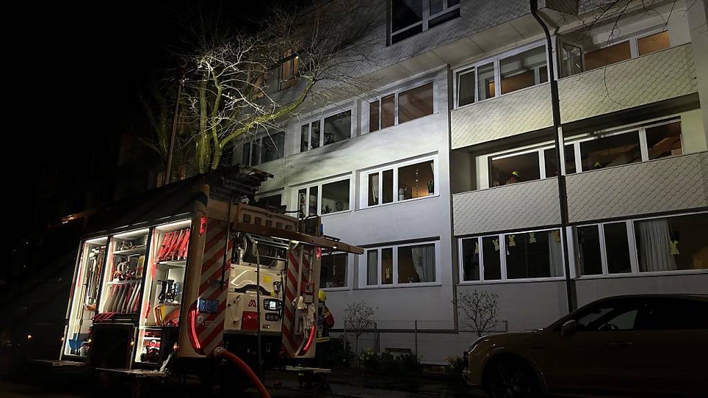 Bei einem Brand in einem Altersheimzimmer in Rorschach SG am Sonntagabend sind laut Polizei mindestens vier Personen verletzt worden. Es entstand Sachschaden von mehreren zehntausend Franken.