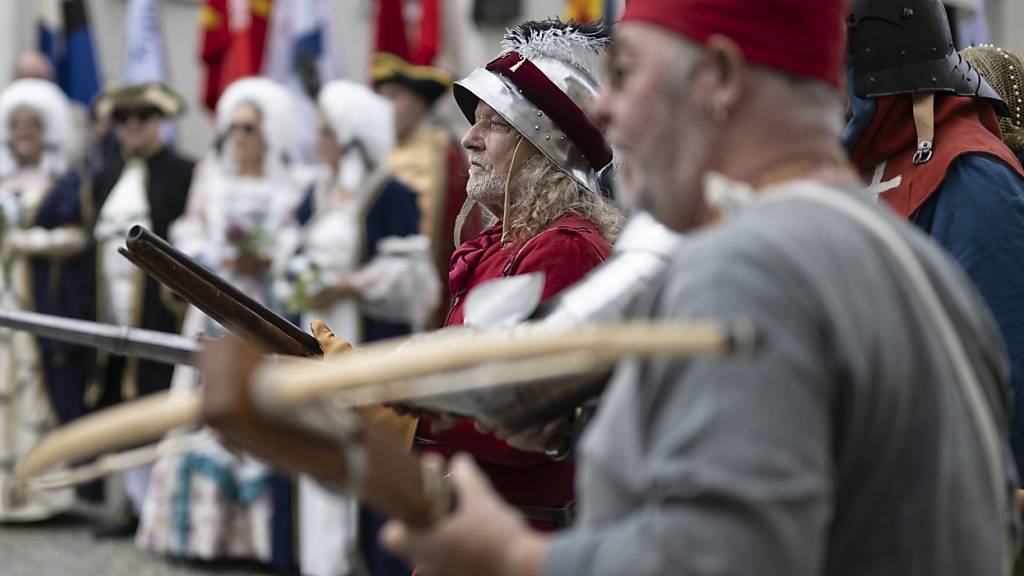 Kostümierte Teilnehmer am ersten Bundstag der Bündner 500-Jahr-Feierlichkeiten im Juni in Ilanz in der Surselva. Am Freitag und Samstag steht in der Walserstadt Davos der zweite Bundstag an. (Archivbild)