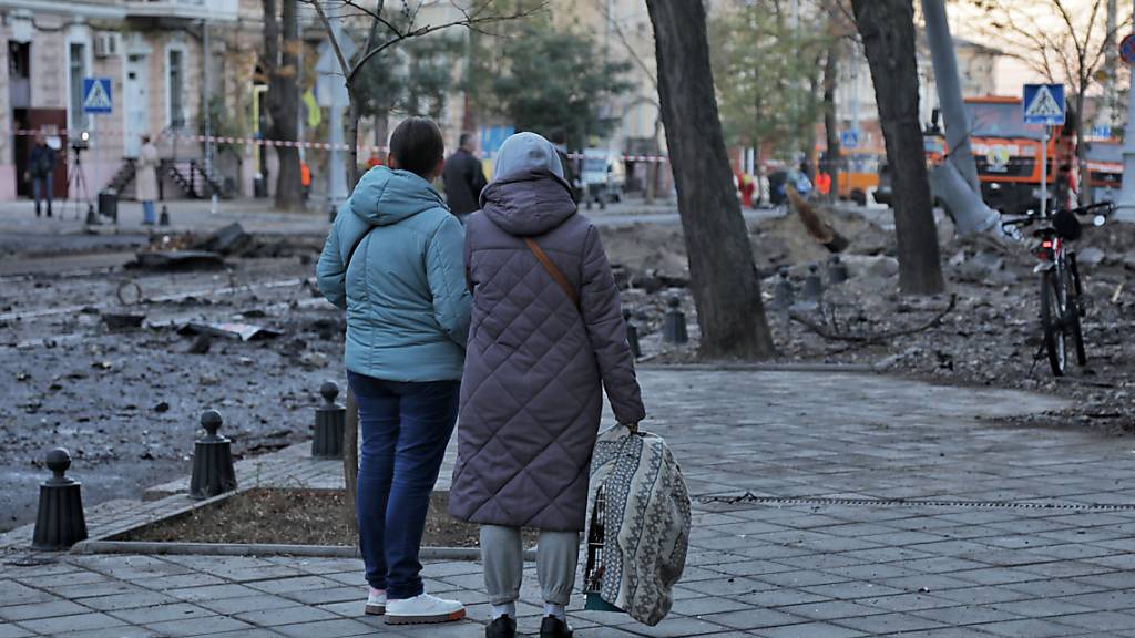 Nach einem nächtlichen russischen Raketenangriff betrachten zwei Frauen die Schäden, die verursacht wurden. Foto: ---/Ukrinform/dpa