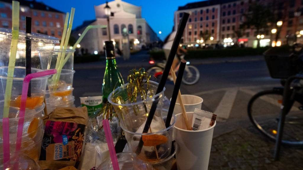 ARCHIV - Zahlreiche Plastikbecker und Müll sind am Abend in einem übervollen Mülleimer am Gärtnerplatz zu sehen. Foto: Sven Hoppe/dpa