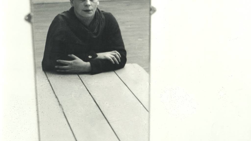 Das Selbstporträt der Avantgarde-Fotografin Florence Henri aus dem Jahr 1928 macht deutlich, warum sie als wichtige Vertreterin des «Neuen Sehens» gilt: durchdachte Komposition, klare Linienführung, ungewohnter Blickwinkel. Es ist Teil der Ausstellung, die nun im Zentrum Paul Klee zu sehen ist.