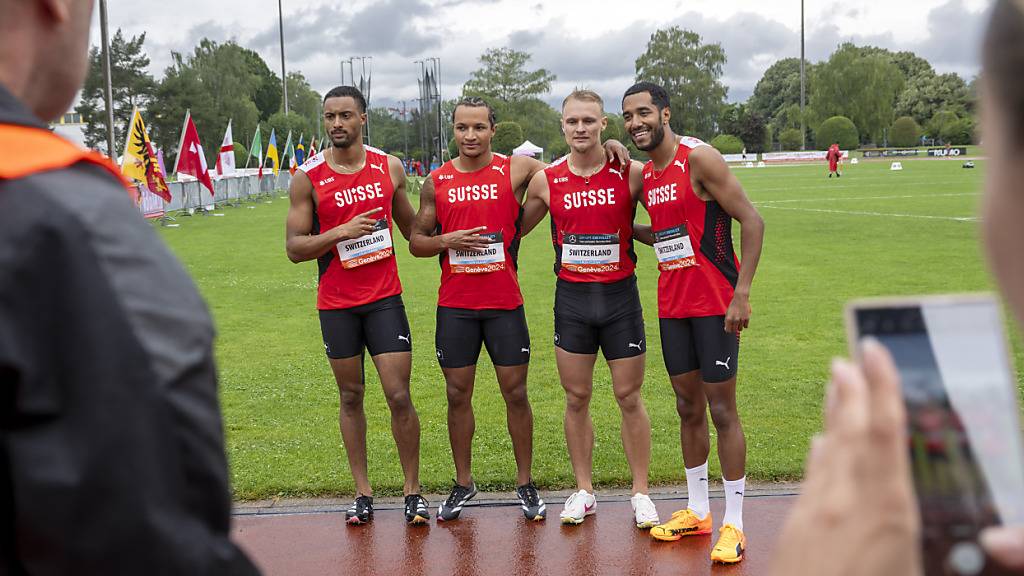 Timothé Mumenthaler, Bradley Lestrade, Felix Svensson und William Reais (von links) posieren im Regenwetter