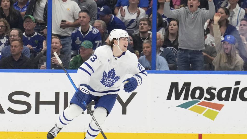 Matthew Knies trifft für die Maple Leafs gegen die Lightning dreimal
