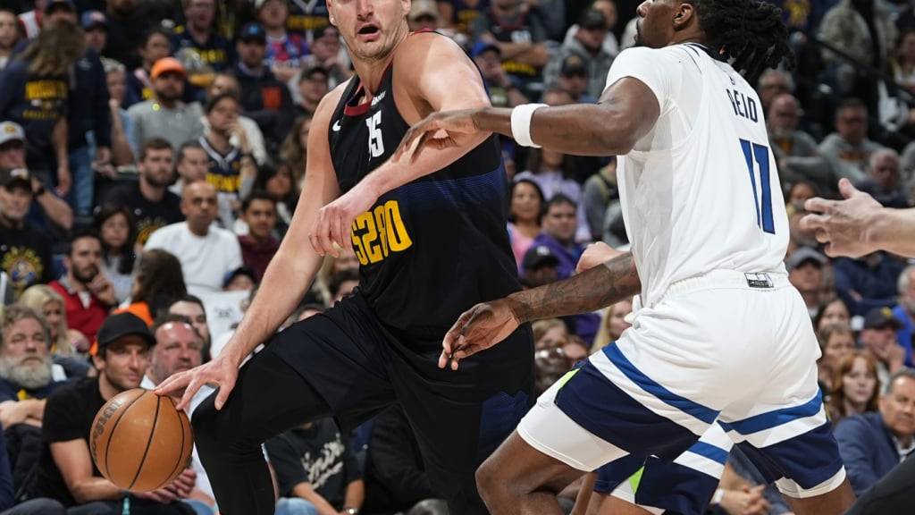 Die Denver Nuggets (hier Nikola Jokic, links) waren im zweiten Viertelfinal-Spiel gegen die Timberwolves chancenlos