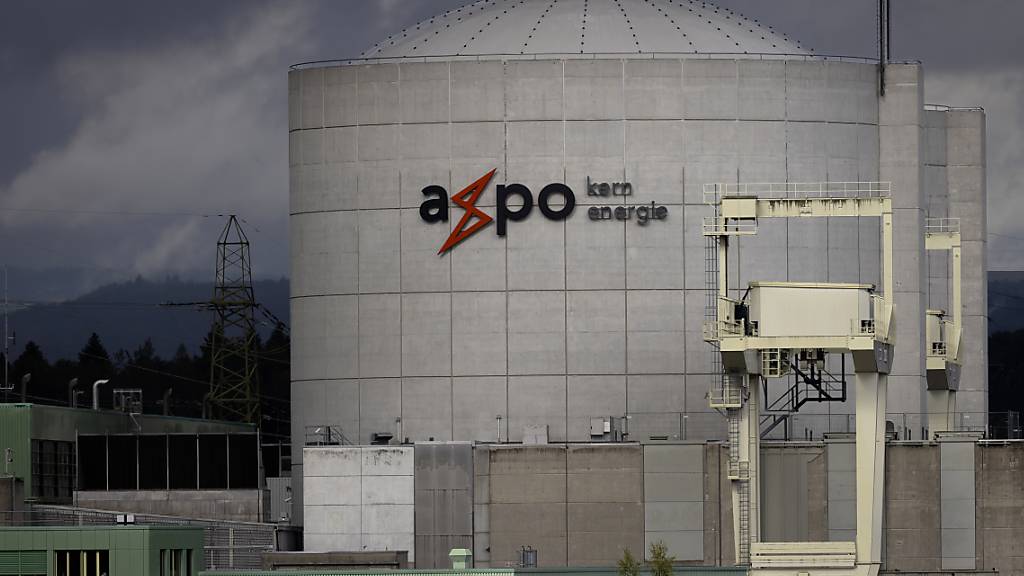 Das Kernkraftwerk Beznau mit dem Logo des Energiekonzerns Axpo. Der wegen Termingeschäften an der Strombörse in finanzielle Schwierigkeiten geratene Energiekonzern kann schlimmstenfalls mit staatlicher Unterstützung rechnen. (Themenbild)