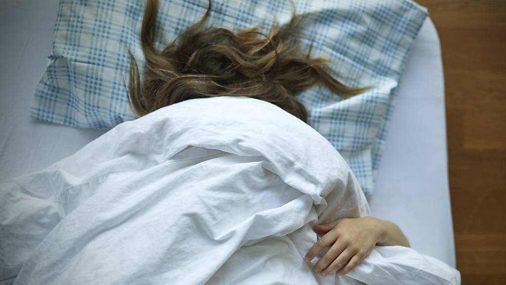 Oftmals wünscht man sich, tief und fest zu schlafen. Doch allein durch Wille lässt sich eine erholsame Nacht nicht erzwingen, wie eine neue Studie zeigt.