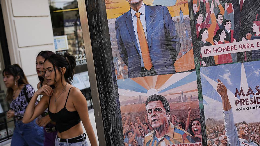 Fußgänger gehen an Wahlkampfplakaten vorbei, die für Wirtschaftsminister Sergio Massa, den Kandidaten der Regierungspartei, werben. Foto: Matias Delacroix/AP