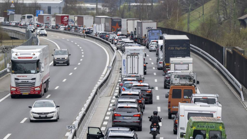 Feiertagsverkehr: Zehn Kilometer Stau vor dem Gotthard-Nordportal