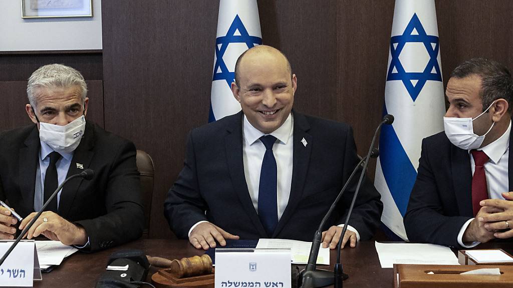 Ministerpräsident Naftali Bennett. Israels Gesundheitsministerium hat sich für ein Reiseverbot in weitere Länder ausgesprochen. Foto: Tsafrir Abayov/POOL AP/AP/dpa