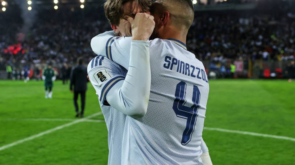 Italien erneut im Tal der Tränen: Marco Palestra und Leonardo Spinazzola trösten sich nach dem erneuten WM-Out