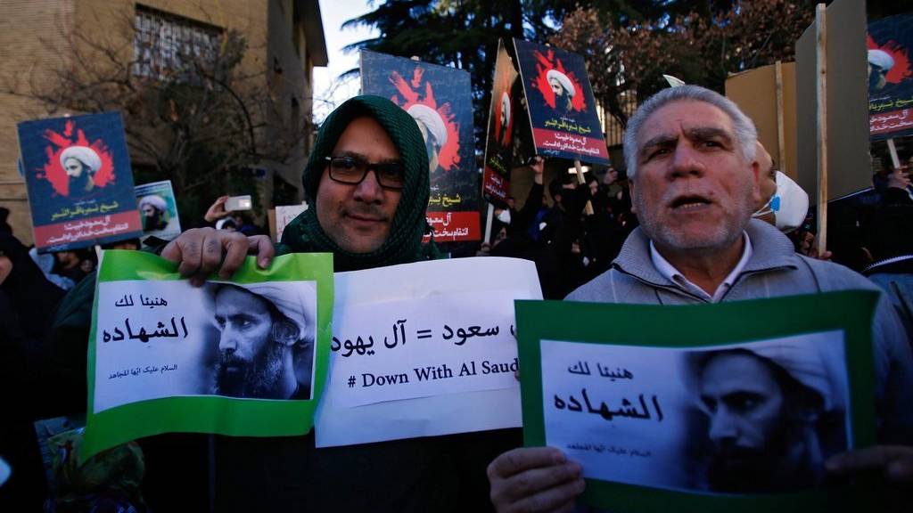Iranische Demonstranten stürmen die saudische Botschaft bei Teheran.