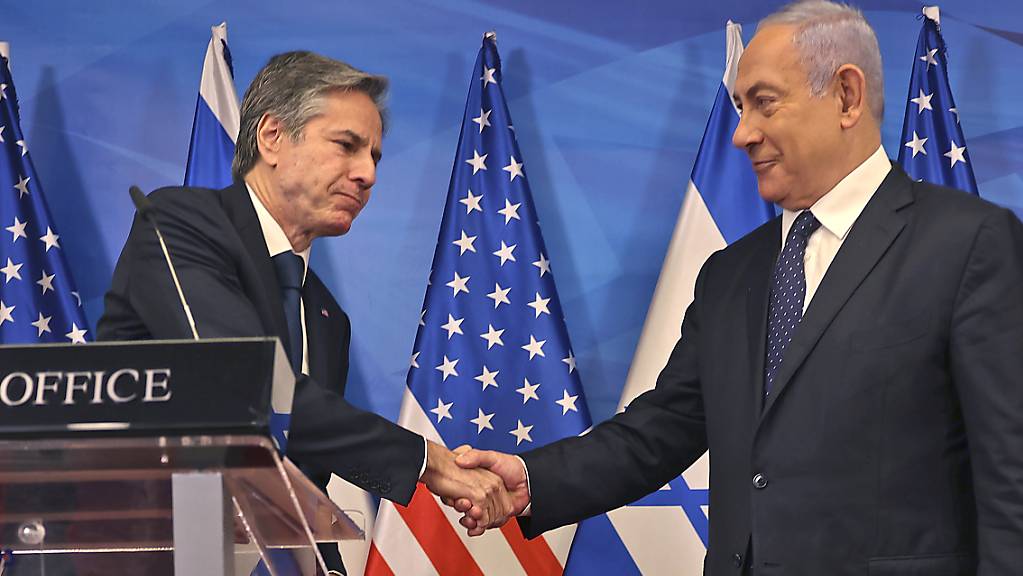 Antony Blinken (l), Außenminister der USA, und Benjamin Netanjahu, Ministerpräsident von Israel, geben sich während einer gemeinsamen Pressekonferenz die Hand. Im Bemühen um eine dauerhafte Waffenruhe im Gaza-Konflikt ist Blinken in Israel eingetroffen. Foto: Menahem Kahana/Agence France Presse POOL/AP/dpa