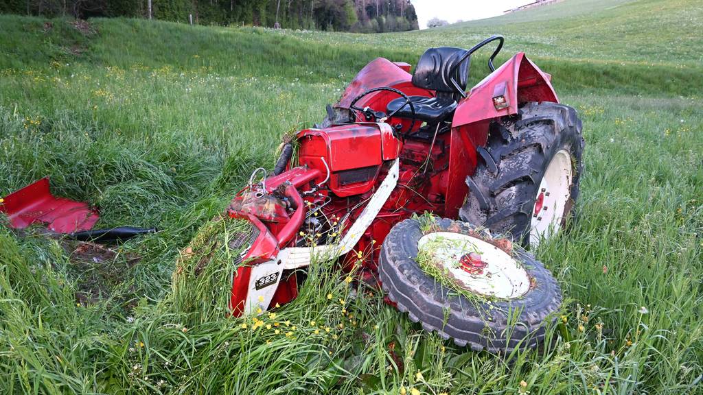 Traktor überschlägt sich – Fahrer verletzt