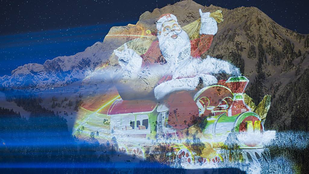 Der grösste Weihnachtsmann der Welt: Projektion oberhalb von Montreux.