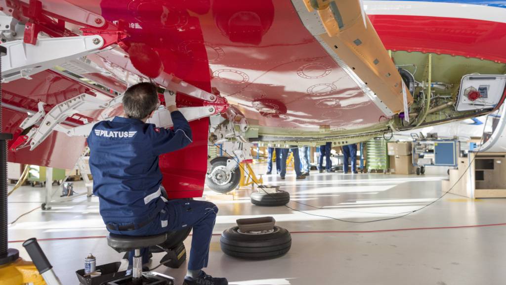 Ein Angestellter arbeitet in der Werkhalle der Pilatus Flugzeugwerke in Stans NW am Fahrwerk eines Flugzeugs des Typs Pilatus PC-24. (Symbolbild)