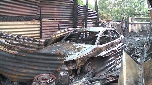 Feuer zerstört Autogarage in Dietikon