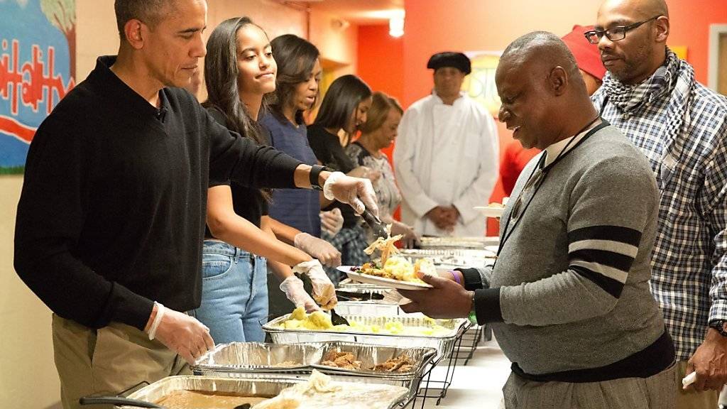 Die US-Präsidenten-Familie verteilt traditionsgemäss Thanksgiving-Essen an Obdachlose und Veteranen.