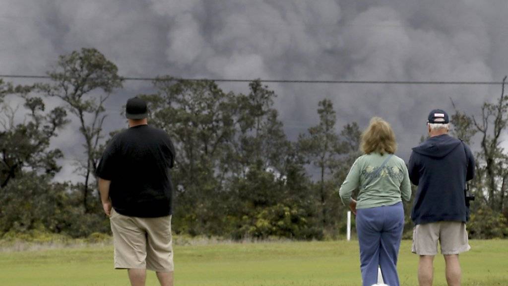 Anwohner des Vulkans Kilauea auf Hawaii beobachten den Ascheregen.