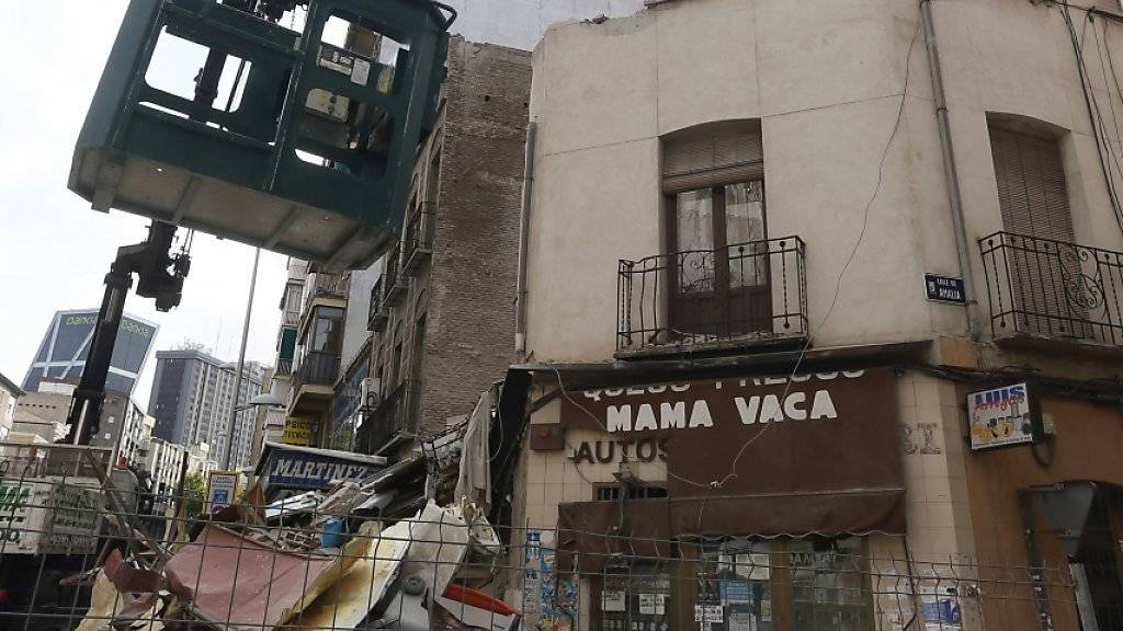 Glück im Unglück: Bewohner eines Madrider Wohnhauses bemerkten Risse in ihren Wohnungen - kurz nach der Evakuation stürzte das Gebäude zusammen.
