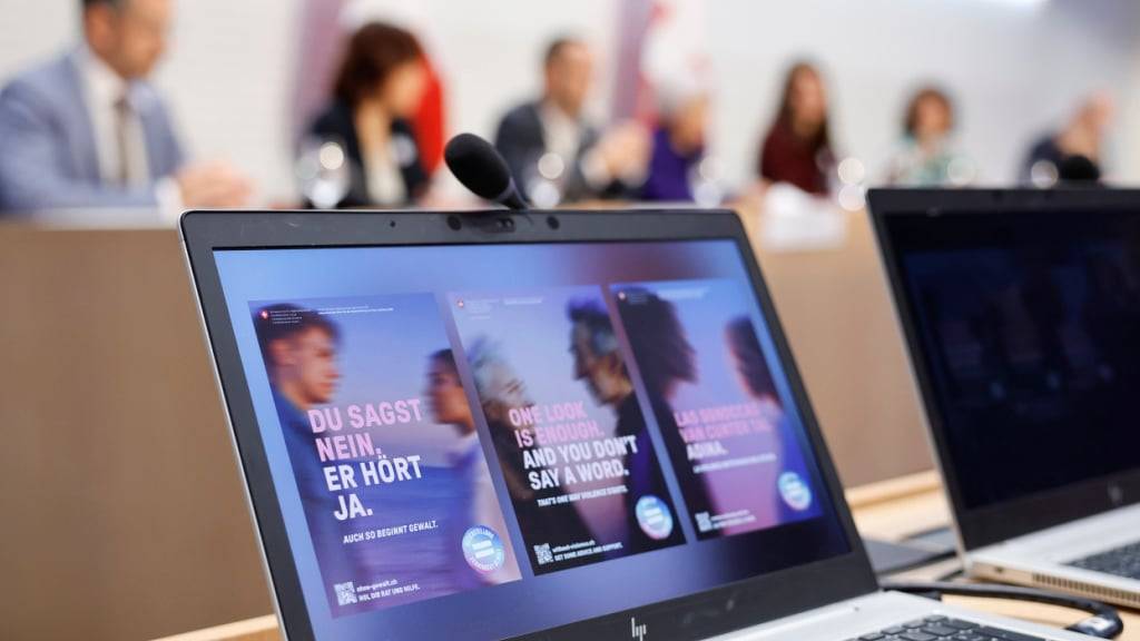 Mit Szenen aus dem Alltag will die neue nationale Kampagne aufzeigen, in welchen Situationen häusliche, sexualisierte oder geschlechtsbezogene Gewalt im Spiel sein könnte.