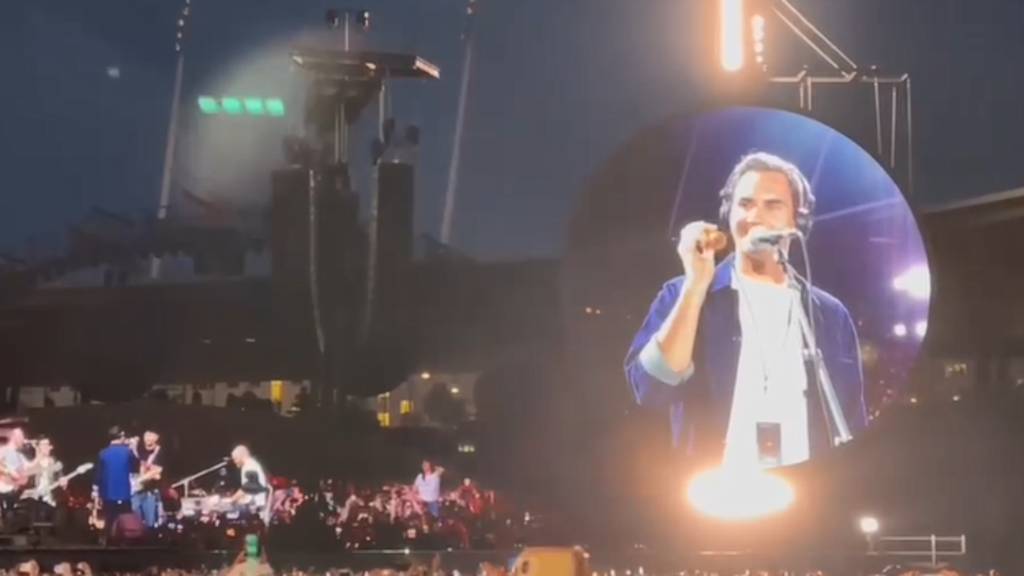 Roger Federer performt mit Coldplay «Don't Panic» im Letzigrund