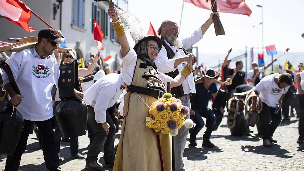 Mit Treicheln und «Willhelm Tell» gegen die Corona-Schutzmassnahmen: Demonstration in Rapperswil-Jona.