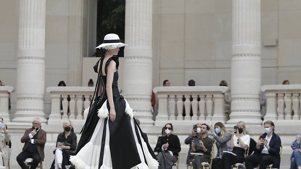 Ein Model geht während der Haute-Couture-Modenschau für die Herbst/Winter 2021/2022 Kollektion aus dem Modehaus Chanel über den Laufsteg. Foto: Lewis Joly/AP/dpa