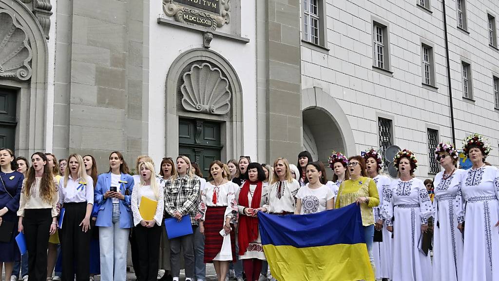 Ein ukrainischer Chor singt vor der Luzerner Jesuitenkirche die «Ode an die Freude».