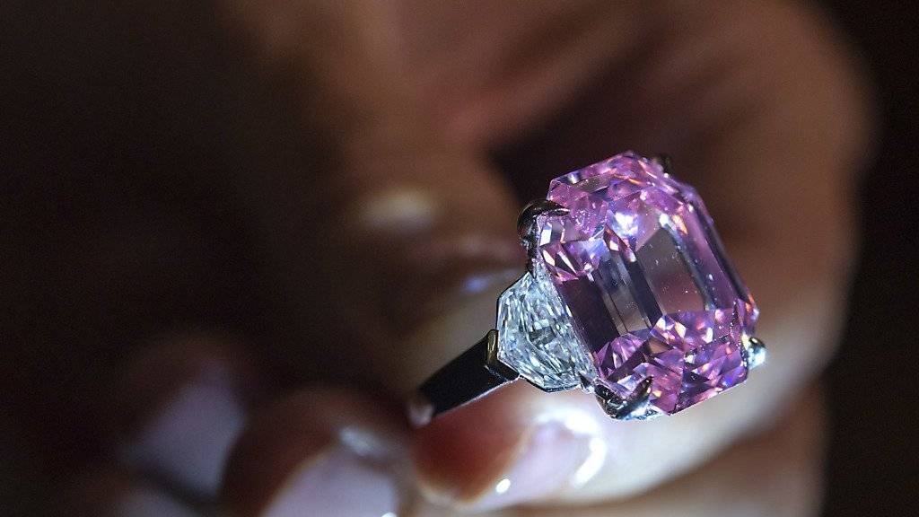 Ein rosafarbener Diamant von knapp 19 Karat hat auf einer Auktion in Genf einen Preis von 39,1 Millionen Euro erzielt.