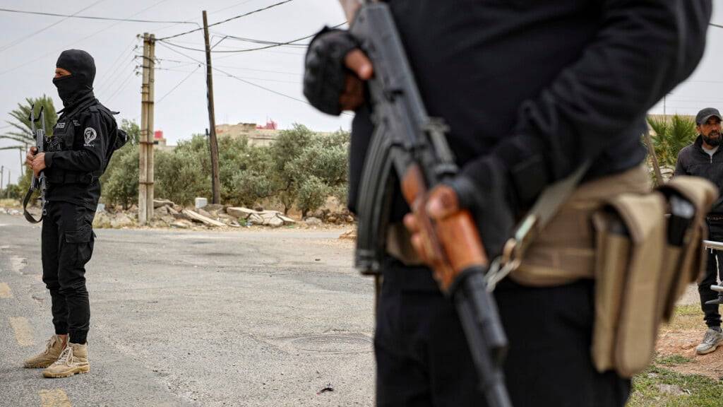 Syrische Sicherheitskräfte stehen an einer Straße im Dorf al-Sor al-Kobra im Süden Syriens, an der sie die Leichen syrischer drusischer Kämpfer gefunden haben, die in einem Konvoi aus der südlichen Provinz uSweida in Richtung Hauptstadt unterwegs waren, um ihr Volk zu unterstützen. Foto: Omar Albam/AP/dpa
