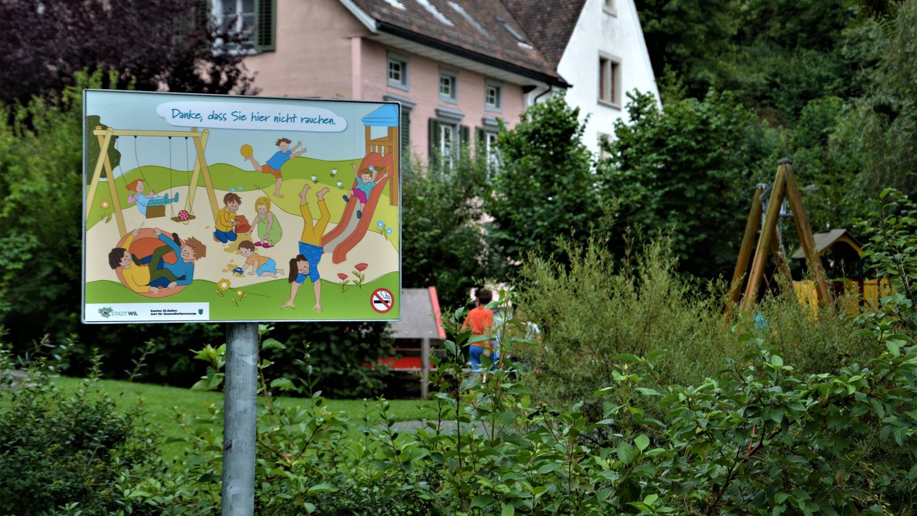 Mit solchen Hinweistafeln will der Kanton St.Gallen Spielplätze rauchfrei  machen.