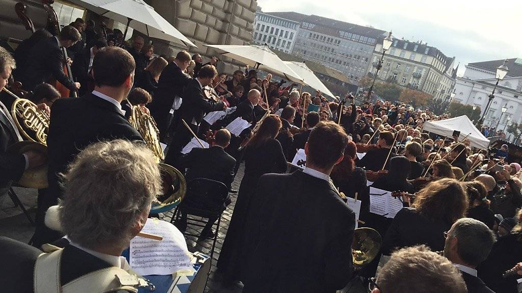 Musiker des Luzerner Sinfonieorchesters beim Flashmob-Konzert am Samstag in Luzern.
