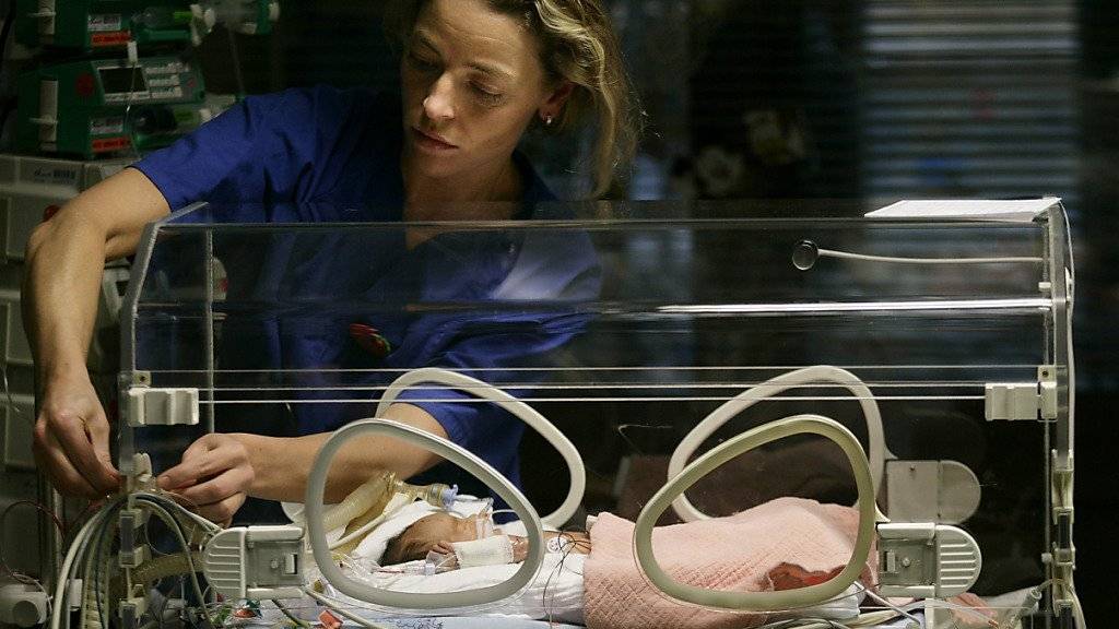 Frühgeborene reagieren empfindlich auf Lärm. Unter anderem schränkt es ihre Tastfähigkeit ein, wie Schweizer Forscher herausgefunden haben. (Symbolbild)
