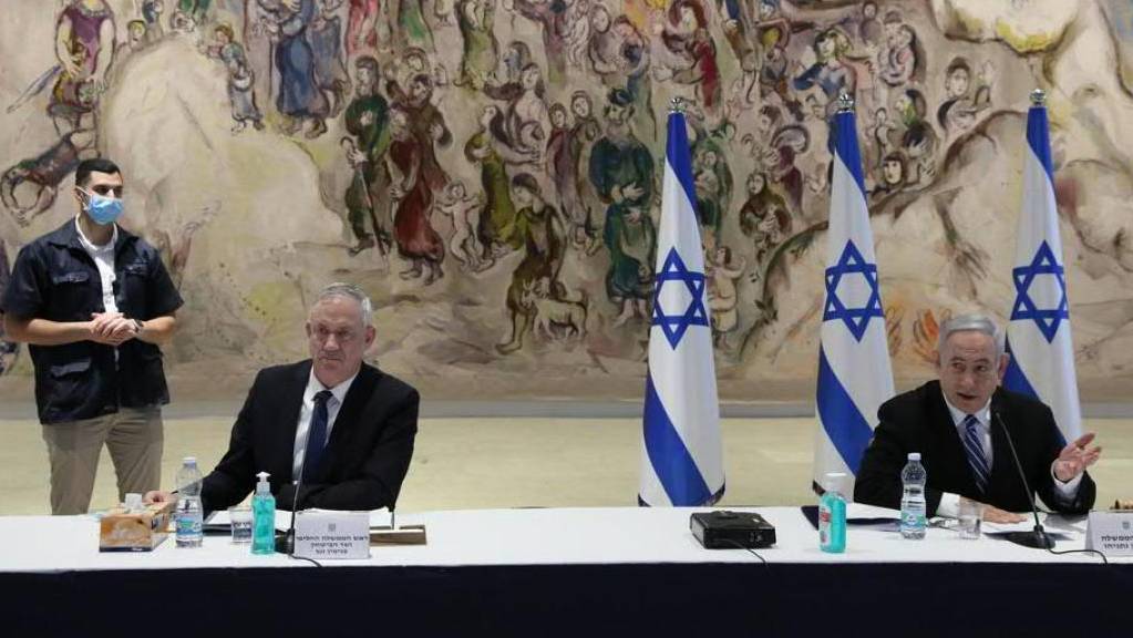 Israels Ministerpräsident Benjamin Netanjahu (r.) und sein neuer Partner Benny Gantz vor der ersten gemeinsamen Kabinettssitzung.