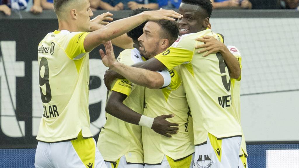 Die Spieler des FC Basel liegen sich wieder in den Armen