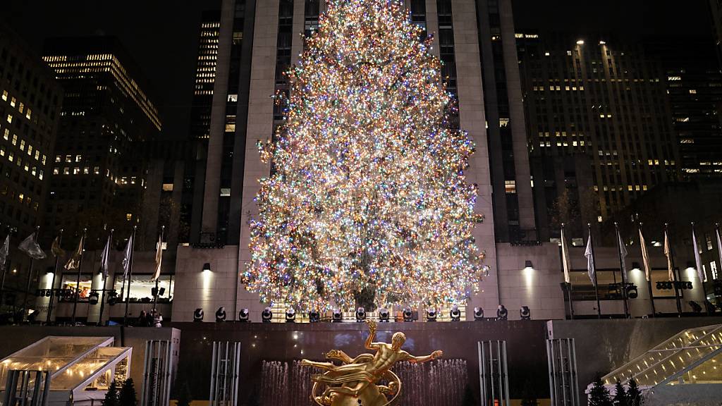 ARCHIV - Der Weihnachtsbaum im Rockefeller Center leuchtet. Foto: John Minchillo/AP/dpa