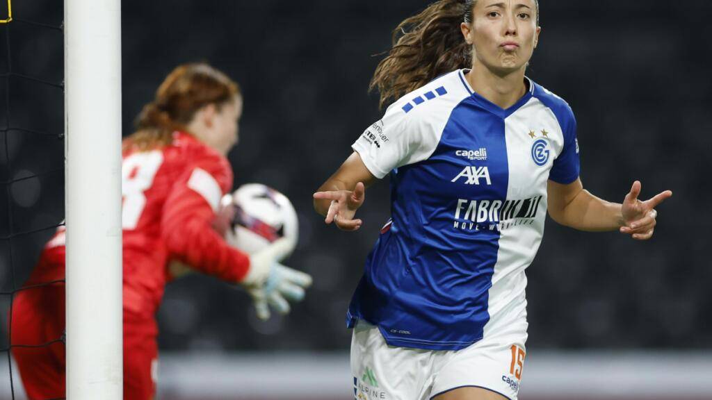 Marta Cazalla Garcia von den Grasshoppers jubelt nach ihrem Tor zum 2:1.