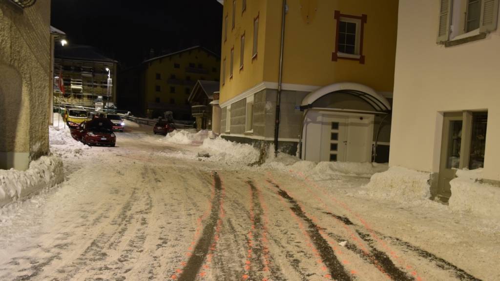 In San Bernardino ist ein Auto in eine Hausecke geprallt. Zwei Insassen zogen sich dabei Verletzungen zu.