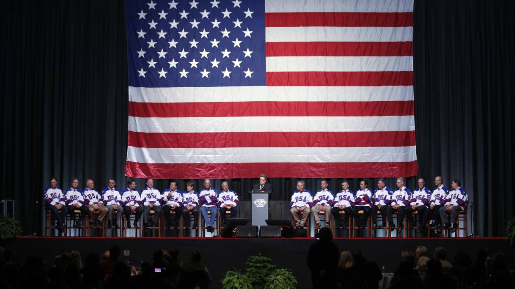 Eishockeyspieler der siegreichen US-Mannschaft von den Olympischen Spielen 1980 in Lake Placid bei einer früheren Ehrung (Archivbild)