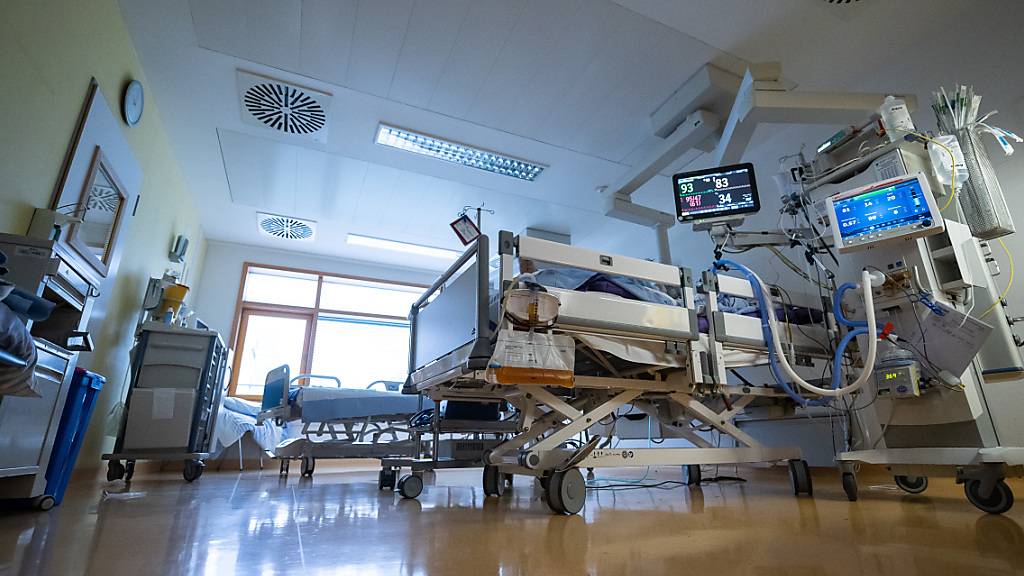 ARCHIV - Ein Intensivbett, in dem ein Covid-19-Patient liegt, steht auf einer Intensivstation des RKH Klinikum Ludwigsburg. Foto: Sebastian Gollnow/dpa