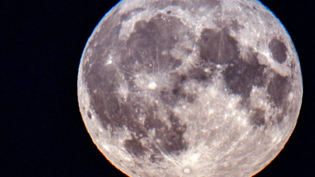 ARCHIV - Der Vollmond geht über dem Schweriner Schloss auf. Die US-Weltraumagentur Nasa plant einem Medienbericht zufolge den Bau eines Atomreaktors auf der Mondoberfläche. Foto: Jens Büttner/dpa