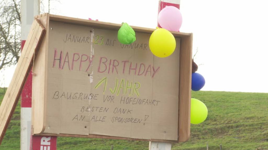 Bauer aus Emmen gratuliert Baugrube vor dem Hof zum Geburtstag