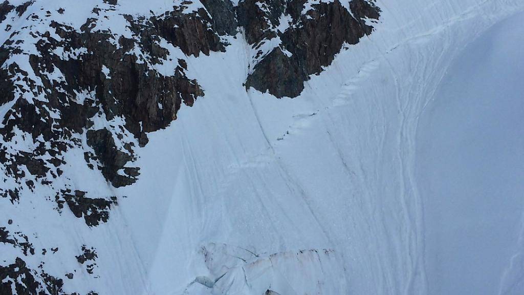 Der Bergsteiger stürzte beim Finsteraarhorn im Wallis ab, rutschte über ein Schneefeld und fiel vier Meter tief in eine Gletscherspalte.