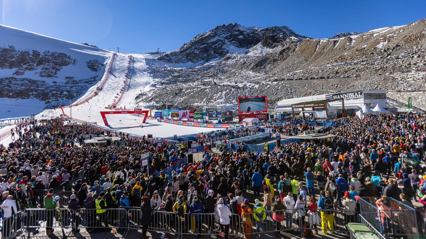Fans im Gletscherstadion während dem Riesentorlauf der Herren beim Weltcupauftakt am Sonntag 24. Oktober 2021 am Rettenbachferner in Sölden.