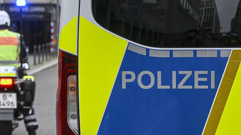 Die Berliner Polizei hat am Donnerstagabend einen «schweren Sicherheitsvorfall» mit zwei durch eine Explosion verletzten Beamten gemeldet. (Archivbild)