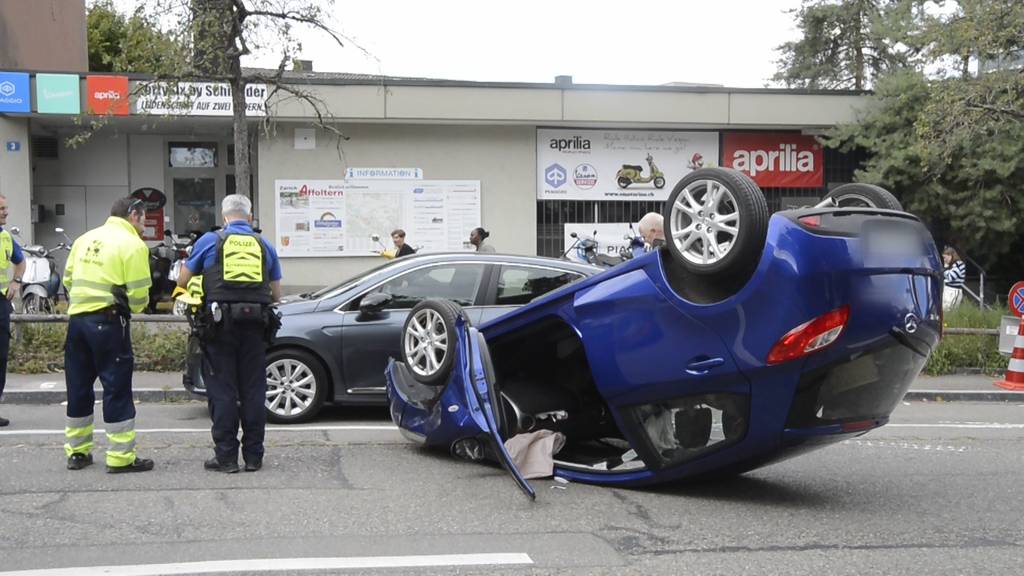 Auto überschlägt sich bei Unfall im Kreis 11