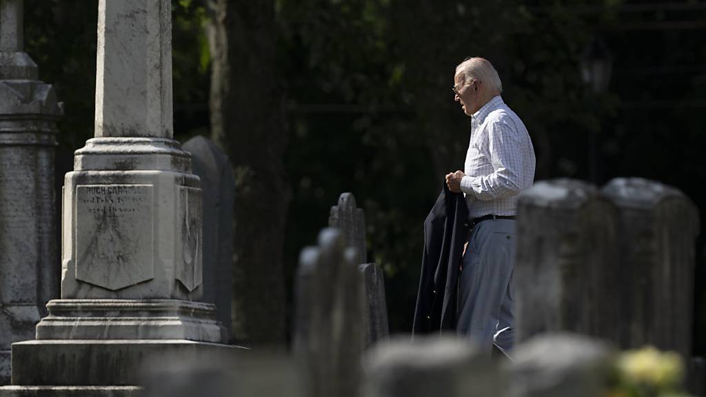 dpatopbilder - US-Präsident Joe Biden geht zwischen Grabsteinen, als er zu einer Messe in der katholischen Kirche St. Joseph on the Brandywine eintrifft. Foto: Manuel Balce Ceneta/AP/dpa