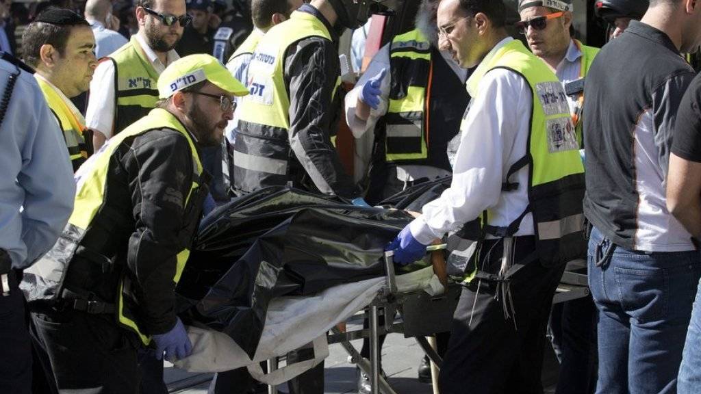Sanitäter bringen am Montag in Jerusalem den Leichnam des getöteten palästinensischen Mädchens weg.