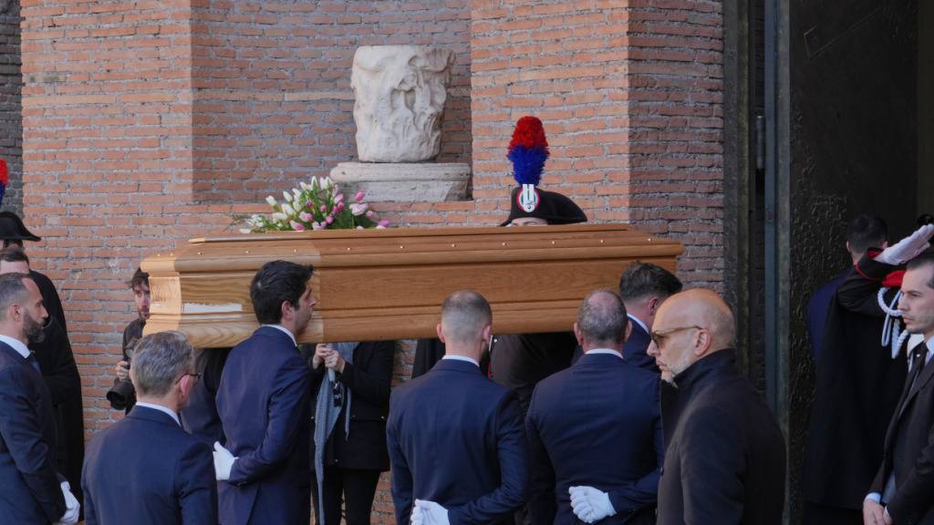 Der Sarg des Modeschöpfers Valentino Garavani trifft in der Basilika Santa Maria degli Angeli zu seiner Trauerfeier ein. Foto: Andrew Medichini/AP/dpa